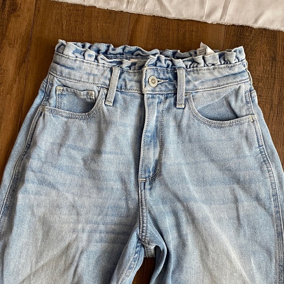 Hollister Light Wash Curvy High-Rise Mom Jeans - Picture 3 of 11